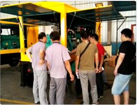 羅德技術(shù)團(tuán)隊與工廠工作人員討論產(chǎn)品