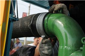 羅德移動(dòng)泵車室外試機(jī)安裝出水管路 羅德移動(dòng)泵車室外試機(jī)安裝出水管路