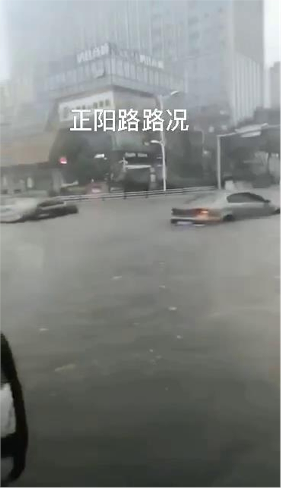 臺(tái)風(fēng)巴威造成青島城市內(nèi)澇,機(jī)動(dòng)車熄火 臺(tái)風(fēng)巴威造成青島城市內(nèi)澇,機(jī)動(dòng)車熄火